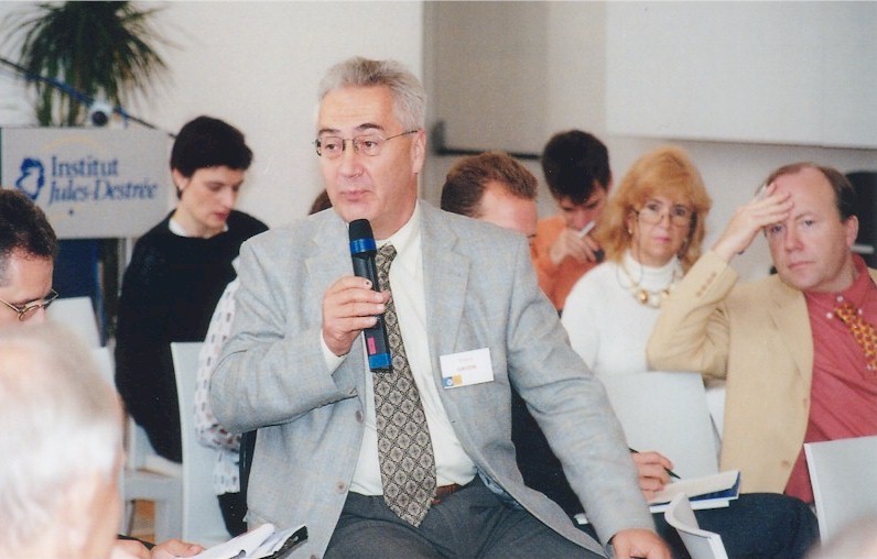 Thierry GAUDIN, ancien directeur du Centre de Prospective et d'valuation du Ministre franais de la Recherche, entour de Fabienne LELOUP, Annie VANBOTERDAEL, Philippe PETIT  - Colloque La prospective territoriale comme outil de gouvernance, 28 septembre 2002, Seneffe (Wallonie) - (Photo Jean Delahaut)