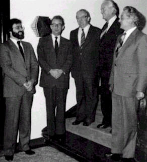 Premier prsident du Conseil rgional wallon cr en 1980, Lon Hurez est entour de ses vice-prsidents,Jacques Hoyaux et Michel Toussaint  Coll. prive. - H40b
